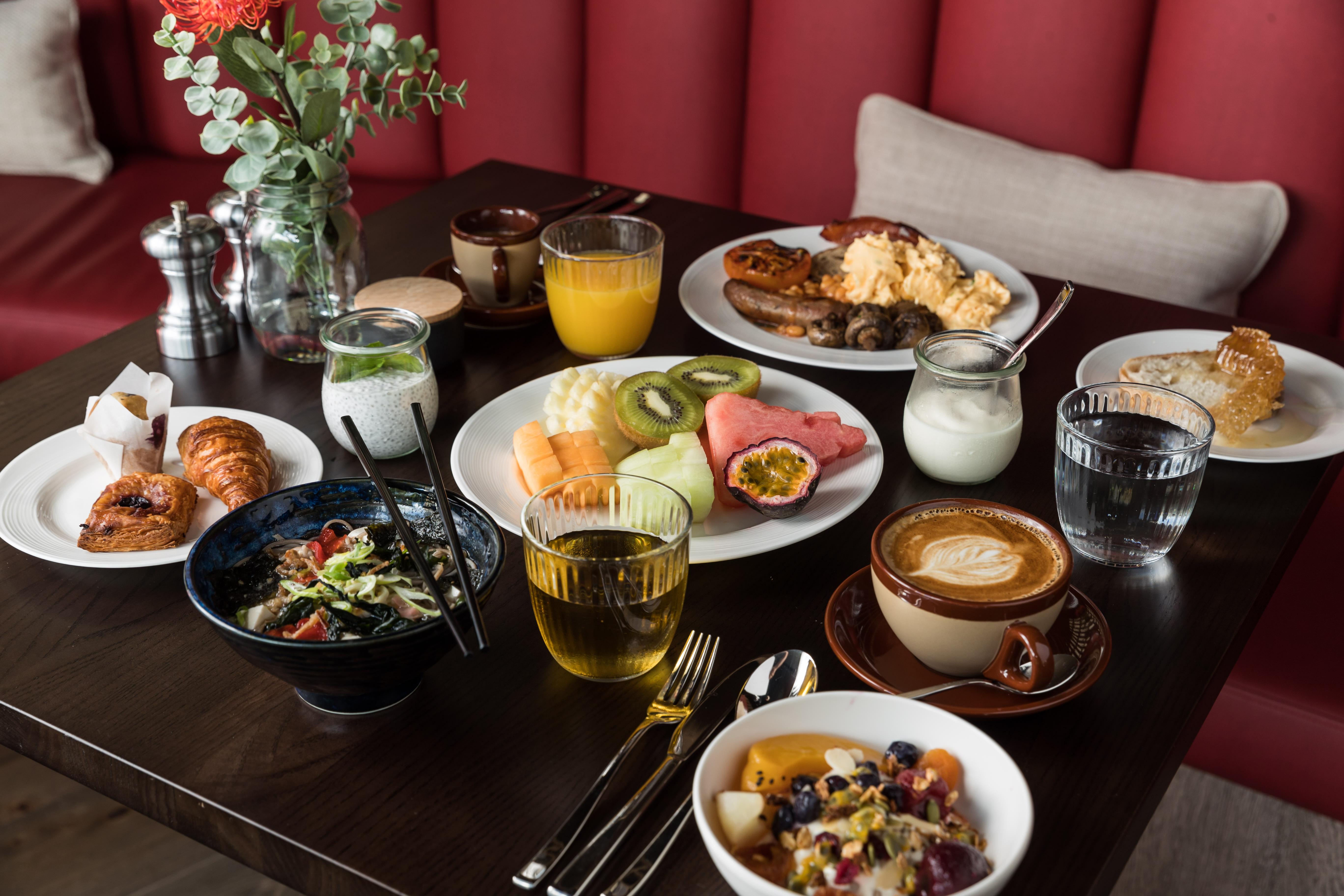 Crystalbrook Bailey Hotell Cairns Eksteriør bilde A breakfast table at the restaurant