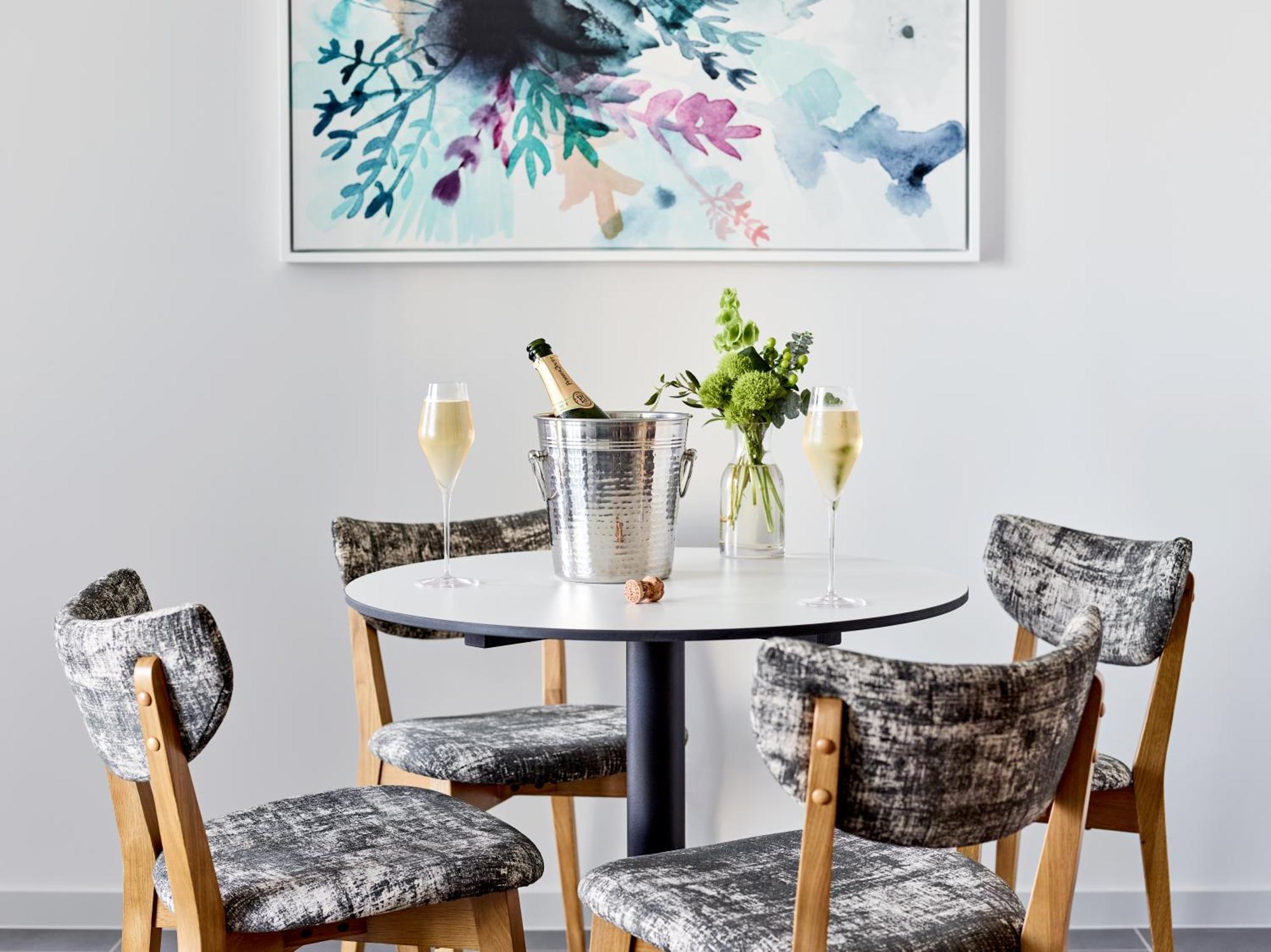 Crystalbrook Bailey Hotell Cairns Eksteriør bilde A dining room with a table and chairs